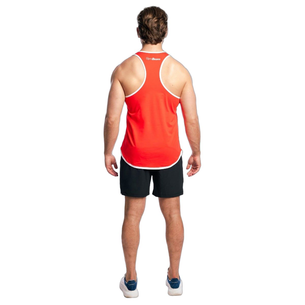 Mann in rotem Tanktop und schwarzen Shorts, von hinten.