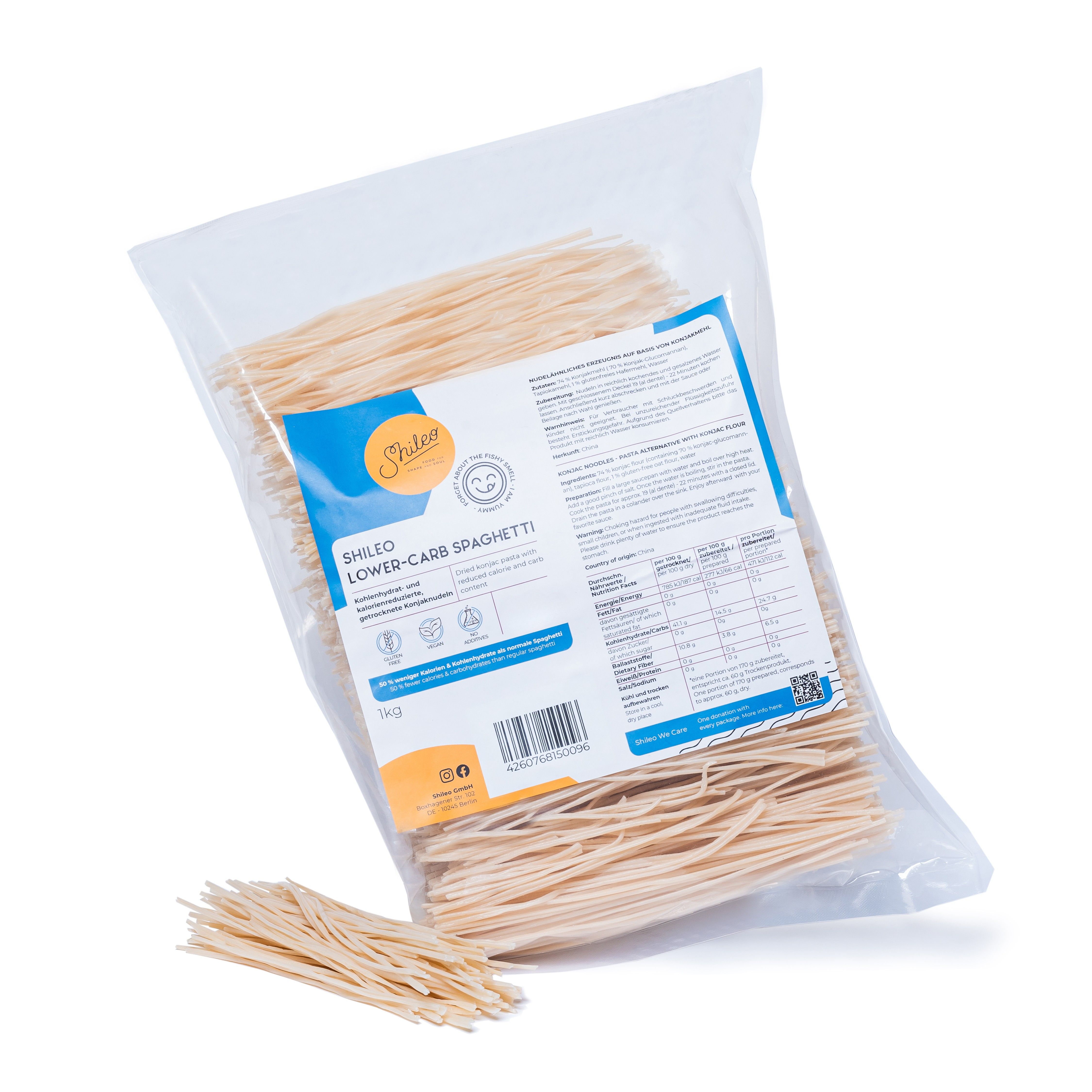 Klare Plastikverpackung mit SHILEO Lower-Carb Spaghetti. Ein Haufen Spaghetti liegt daneben. Auf der Verpackung sind Produktinformationen.