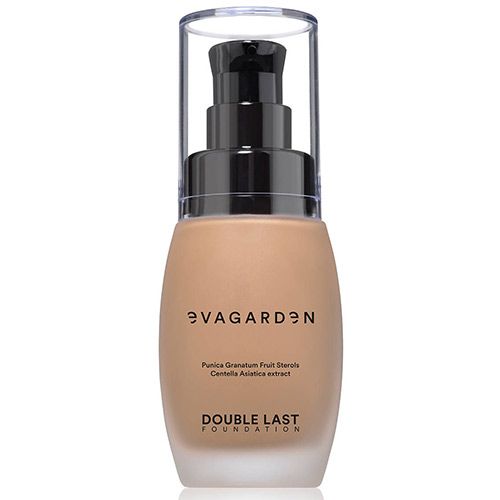 Beige Foundation-Flakon mit schwarzem Pumpkopf und durchsichtigem Deckel. Schriftzug: Eva Garden, Double Last Foundation.