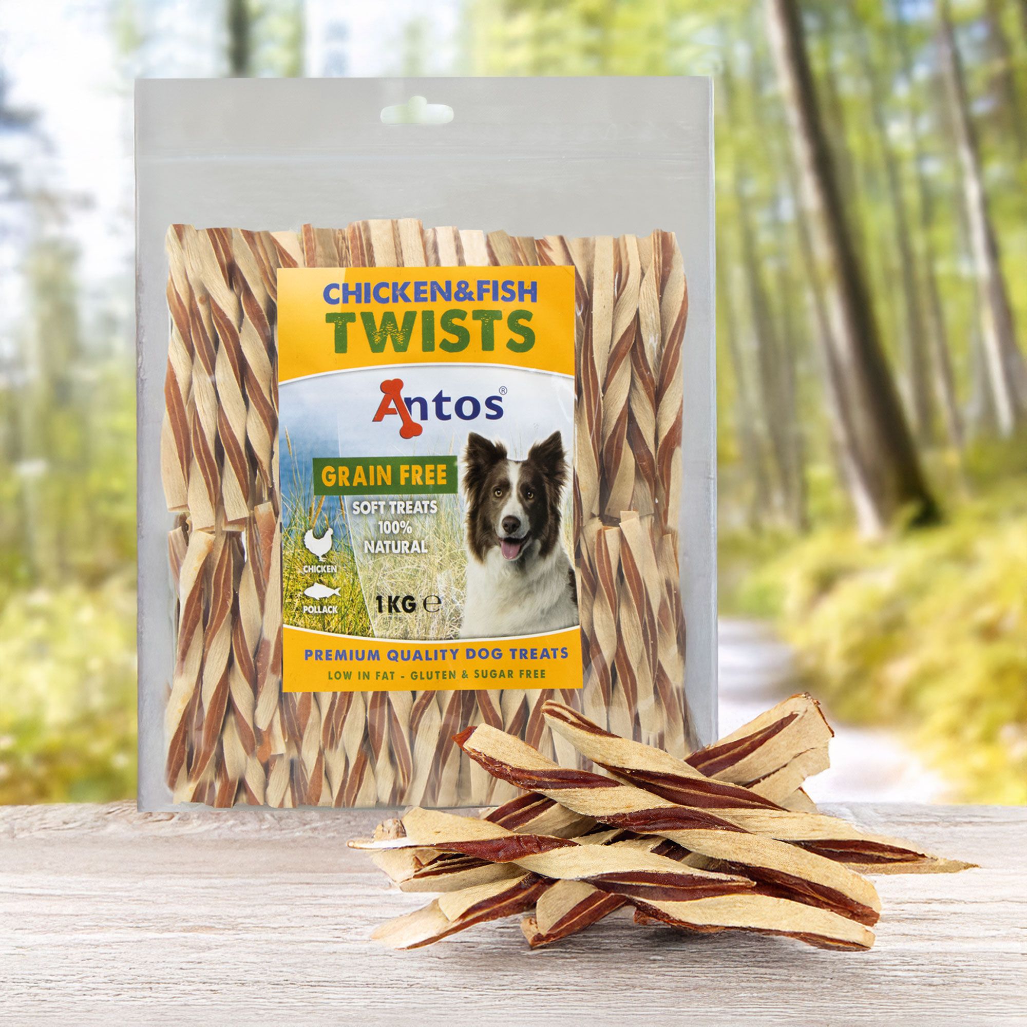 Verpackung mit gedrehten Hundesnacks. Aufschrift: Chicken & Fish Twists, Antos. 1 kg. Ein Haufen Snacks davor.