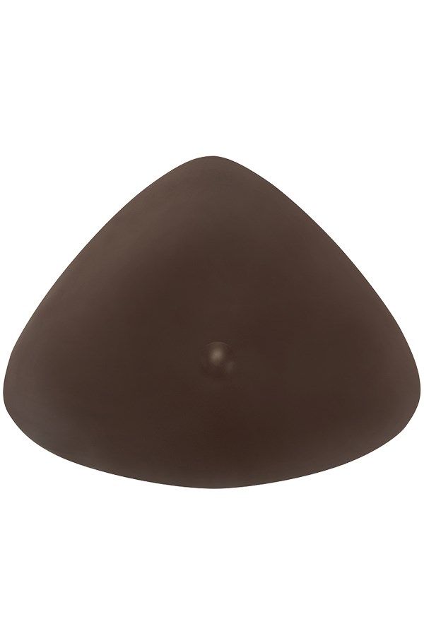 Braune Brustprothese, dreieckig, mit einer kleinen Erhebung. Die Form ist abgerundet.