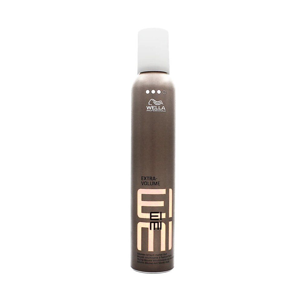 Braune Sprühflasche mit weißem Deckel. Aufschrift: Wella EIMI Extra-Volume. Produkt für mehr Volumen und starken Halt.