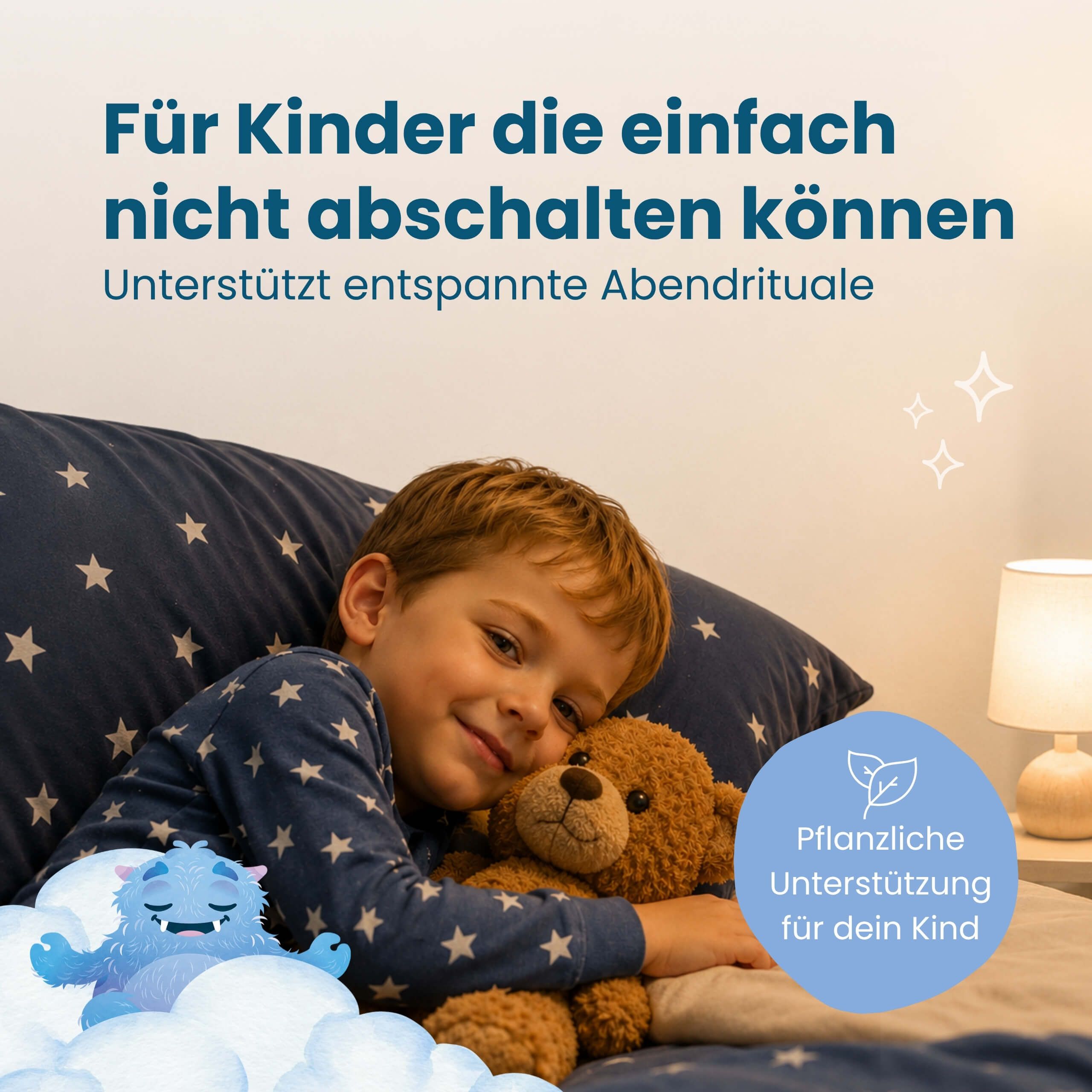 Kind umarmt Teddybär im Bett, mit Monster-Motiv und Pflanzen-Symbol.