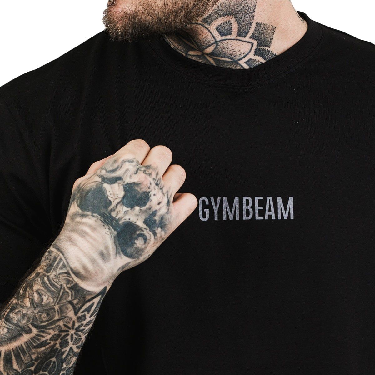 Schwarzes T-Shirt mit dezentem "GYMBEAM"-Logo auf der Brust. Kurze Ärmel, Rundhalsausschnitt.