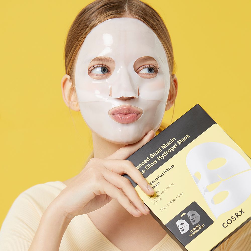 Frau mit aufgetragener Advanced Snail Mucin Glass Glow Hydrogel Mask und Verpackung.