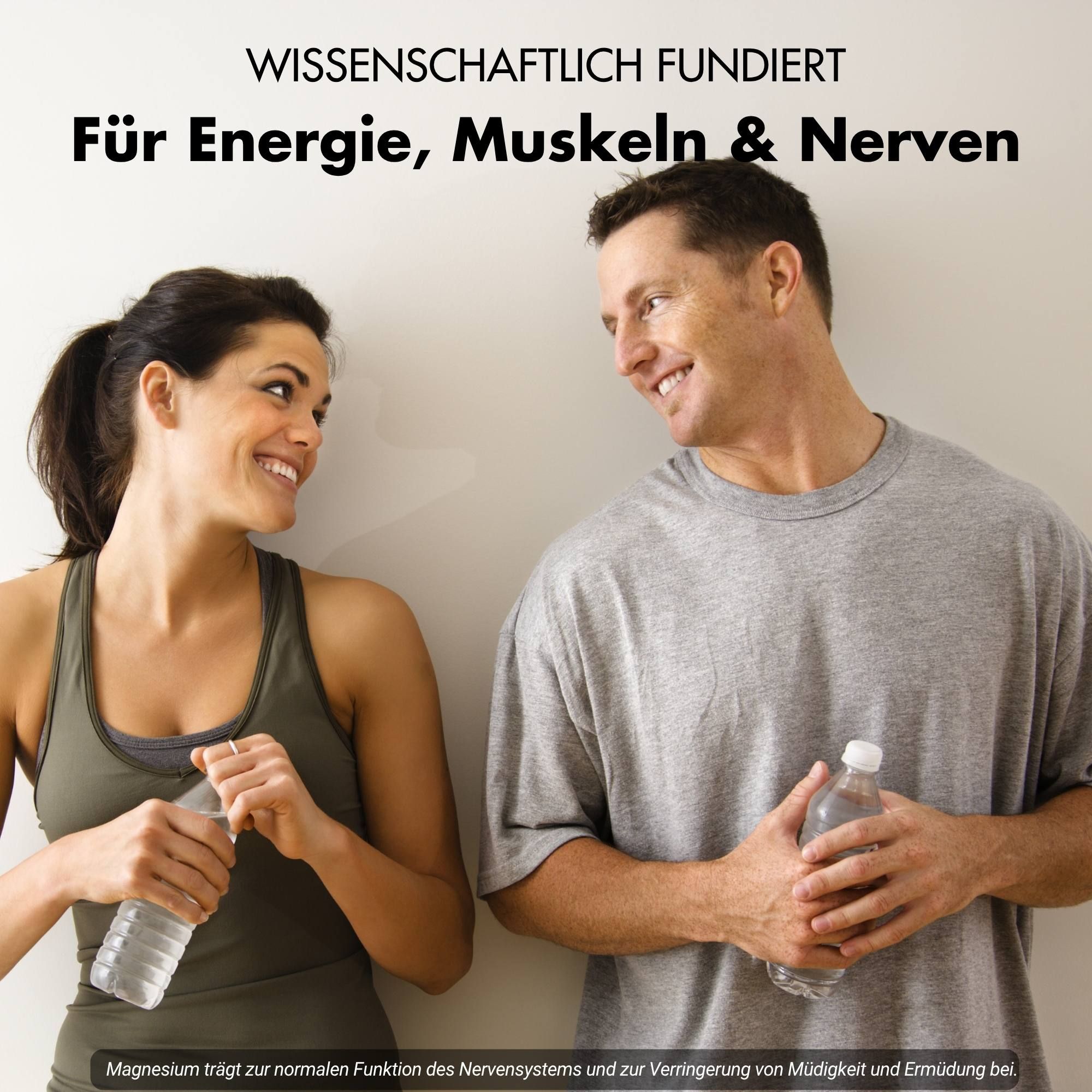 Ein Paar hält Wasserflaschen. Text: Für Energie, Muskeln & Nerven. Hintergrund: weiß.