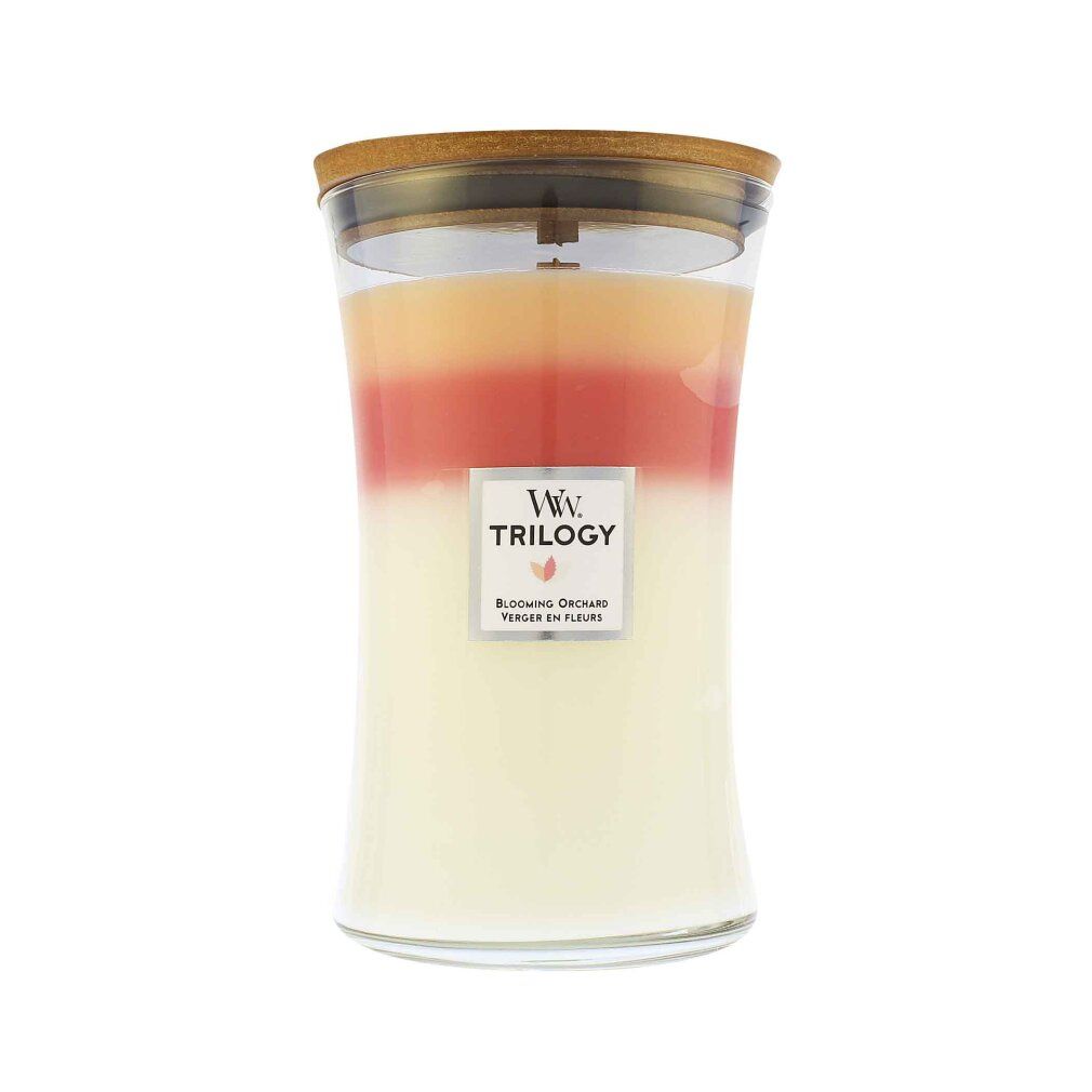 Dreischichtige Duftkerze mit Holzdocht. Farbschichten: Gelb, Rot, Weiß. Glasbehälter mit Holzdeckel. Label mit Logo und Produktname.
