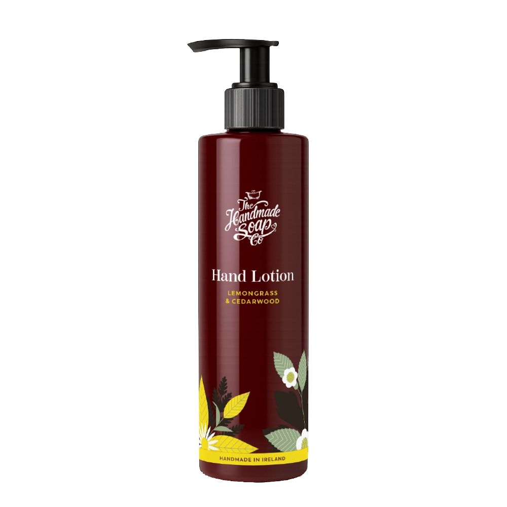 Braune Handlotion-Flasche mit schwarzem Pumpkopf. Aufschrift: Hand Lotion, Lemongrass & Cedarwood. Marke: The Handmade Soap Co.