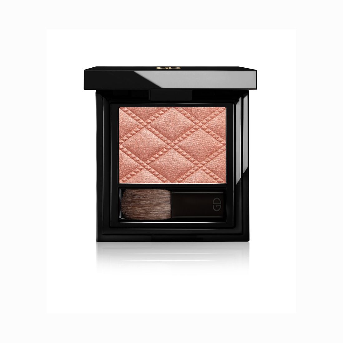 Ga-De Idyllic Soft Satin Blush. Kompakte, quadratische Form mit rosafarbenem Rouge und Pinsel. Schwarze Verpackung.