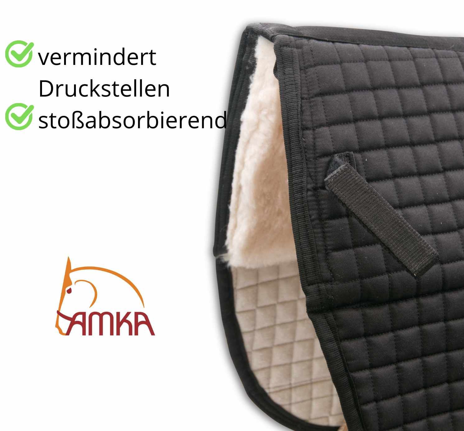 Schwarze Sattelunterlage mit AMKA Logo. Text: vermindert Druckstellen, stoßabsorbierend. Innenfell beige.