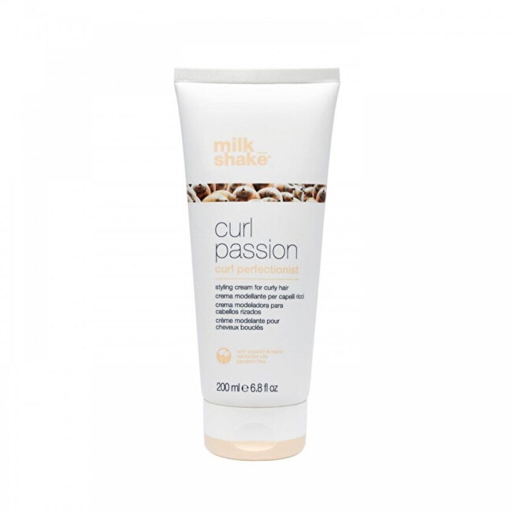 Weiße Tube mit "milk shake" und "curl passion" Schriftzug. Stylingcreme für lockiges Haar. 200 ml.