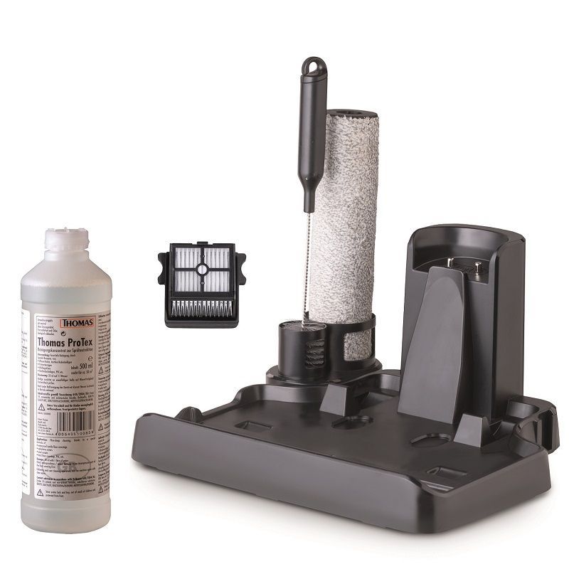 Zubehör des THOMAS AQUA FloorCleaner Cordless Plus. Reinigungsstation, Flasche, Filter und Bürste. Schwarze und graue Teile.