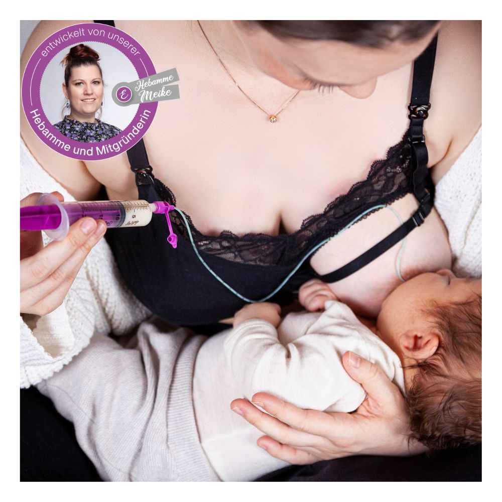 Frau stillt ein Baby mit einem schwarzen Still-BH. Text: Entwickelt von Hebamme. Eine Spritze wird verwendet.