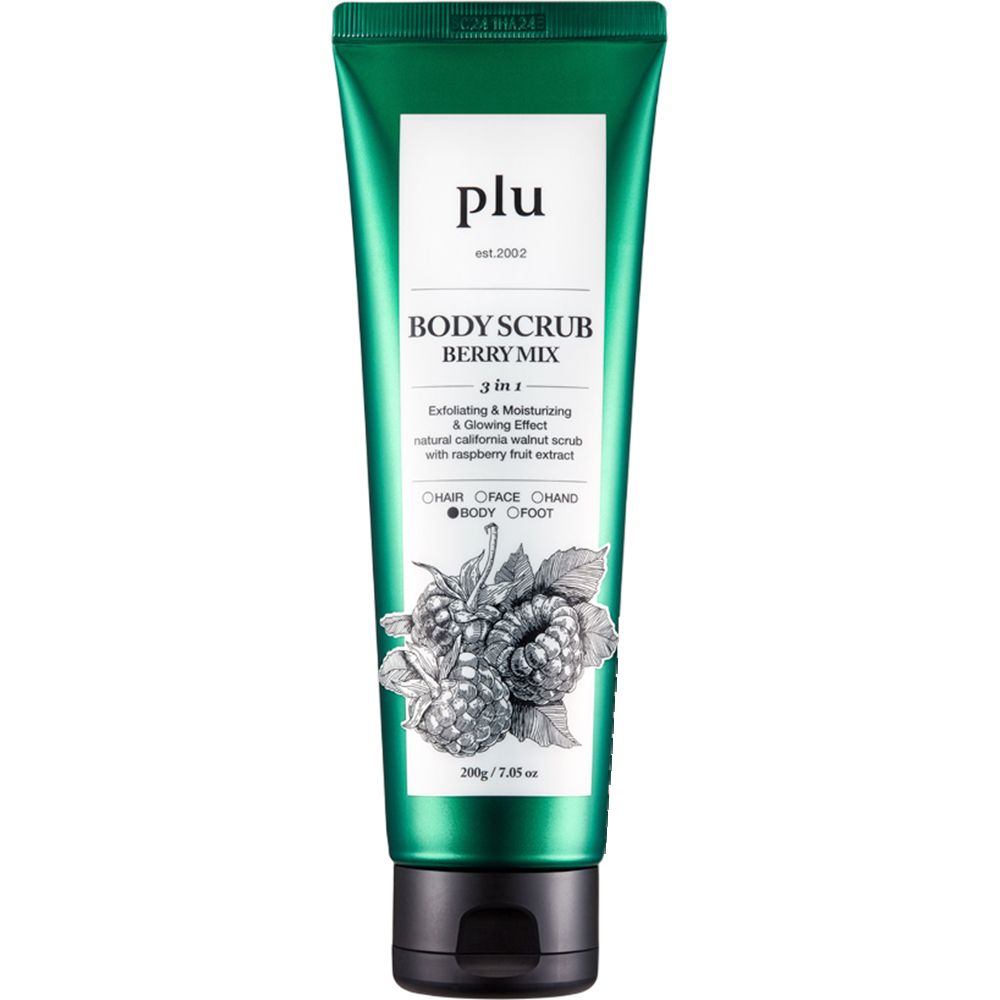 Grüne Tube mit schwarzem Verschluss. Aufschrift: PLU, Body Scrub Berry Mix. Illustration von Himbeeren. Text: 3 in 1, Exfoliating & Moisturizing.