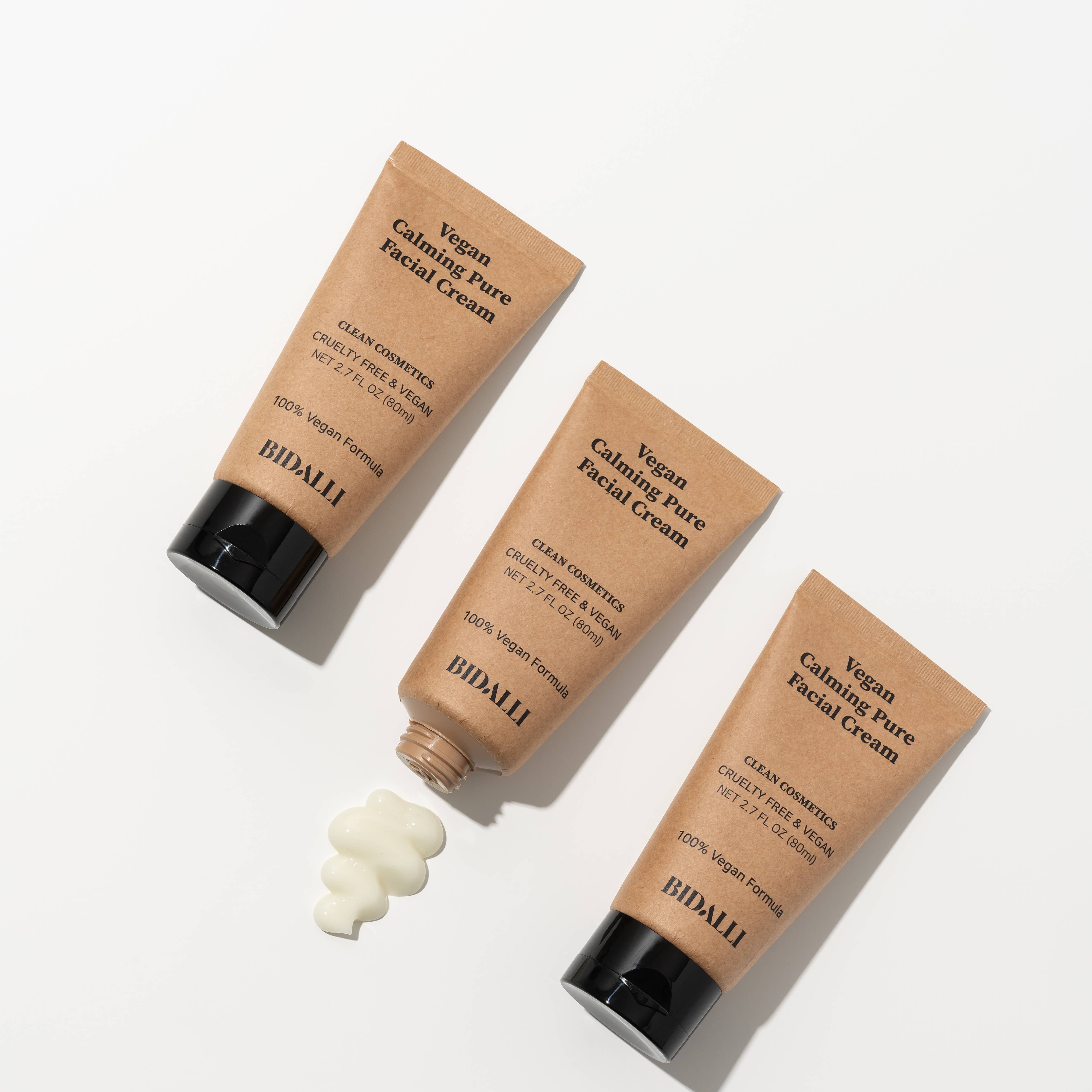 Drei Tuben mit Creme. Aufschrift: Vegan Calming Pure Facial Cream, Bidalli. Creme daneben.