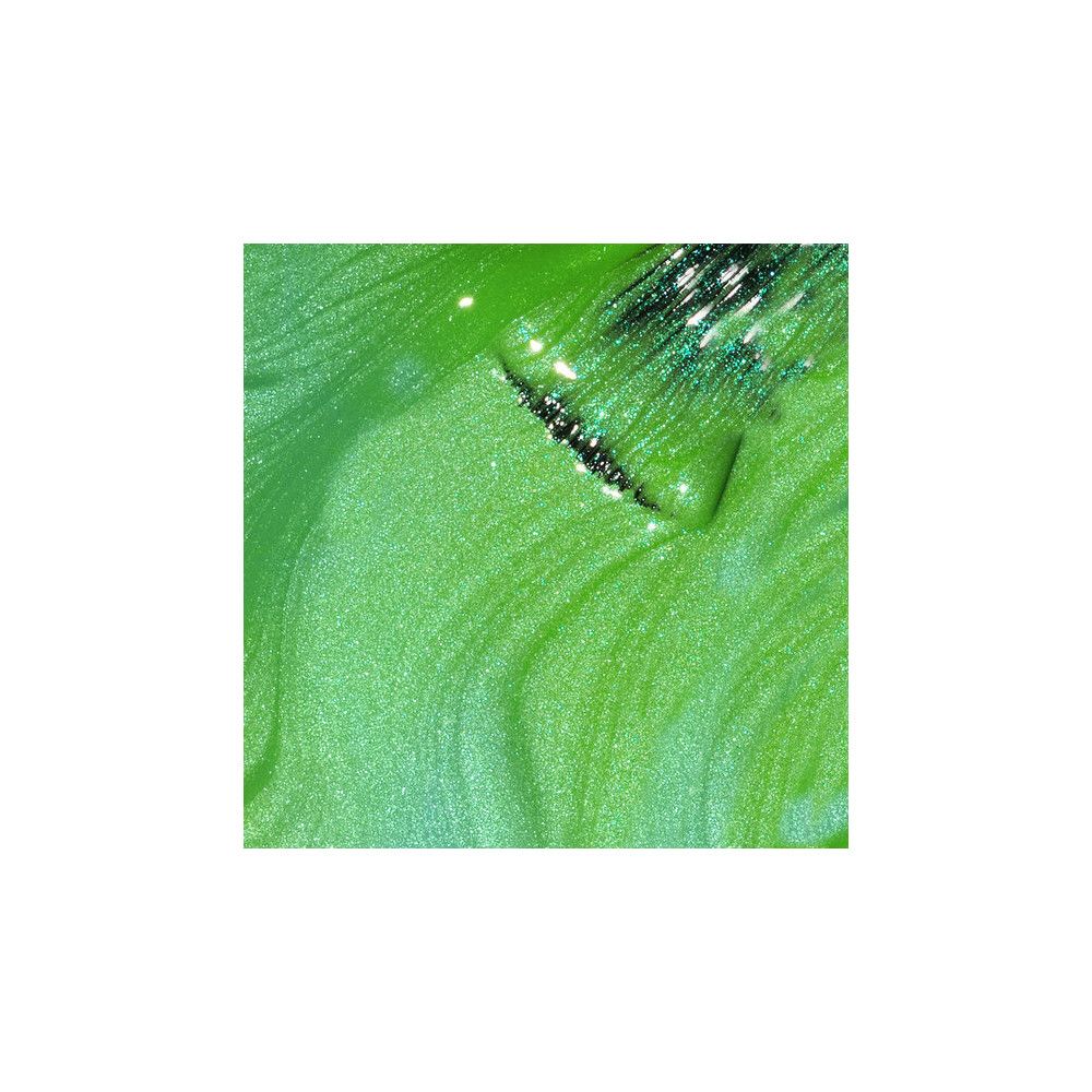 Grüner Nagellack, Nahaufnahme. Pinselspitze mit Lack. Glänzende, wellenförmige Oberfläche.