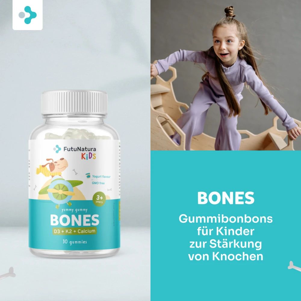 Kind auf Holzspielplatz. Flasche mit Produktetikett. Text: BONES, Gummibärchen für Knochen.