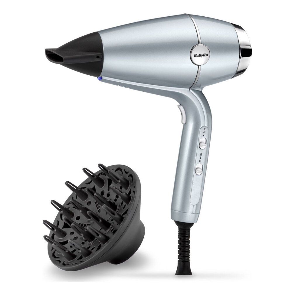 Silberner Haartrockner mit schwarzer Düse und Diffusor. Marke BaByliss. Der Diffusor hat viele kleine Stifte.