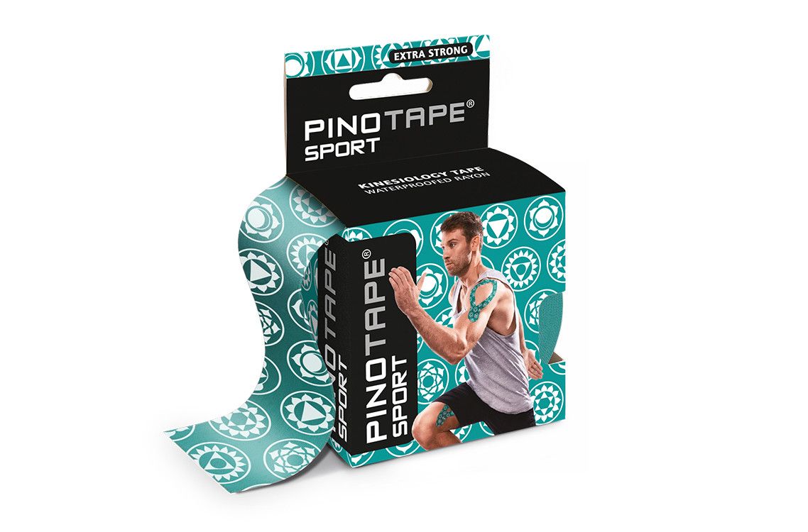 Verpackung von Pinotape Sport Tape. Schwarze Schachtel mit Produktname und Abbildung eines Mannes mit Tape. Grün gemustertes Tape.