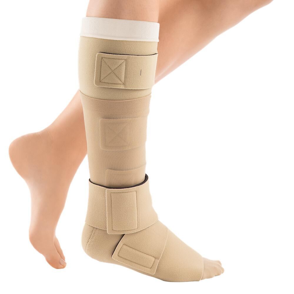 Beige Kompressionsbandage am Bein. Klettverschlüsse, Stoff. Fußteil, Knöchel, Wade. Beige und cremefarbene Elemente.