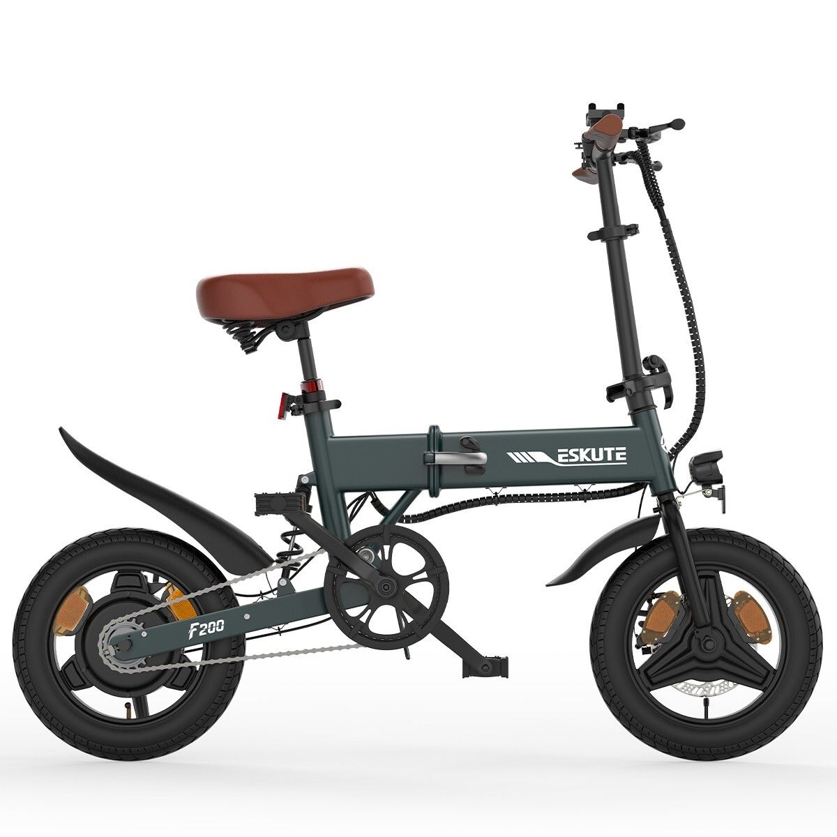 Grünes ESKUTE F200 E-Bike. Brauner Sattel und Lenkergriffe. Schwarze Schutzbleche und Reifen. Scheibenbremsen. F200-Schriftzug.