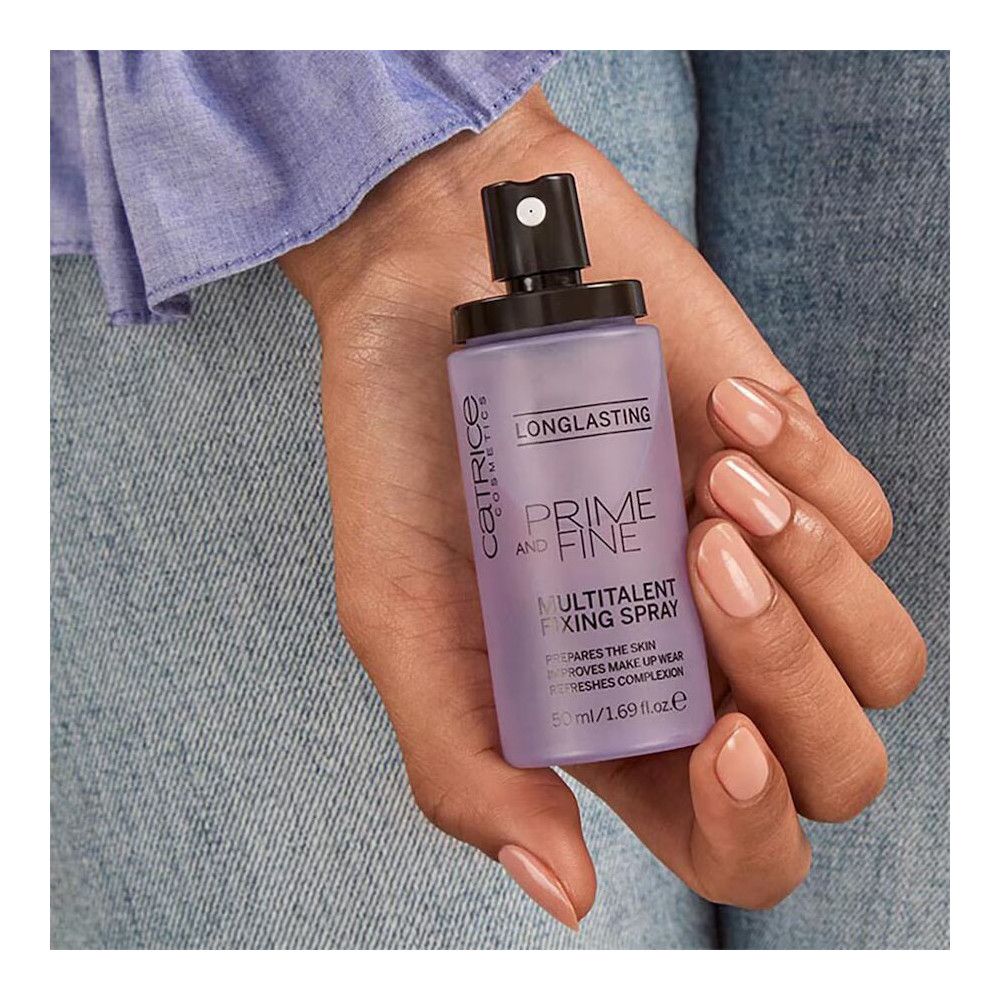 Eine Hand hält ein Catrice Prime and Fine Multitalent Fixing Spray. Aufschrift: Longlasting.