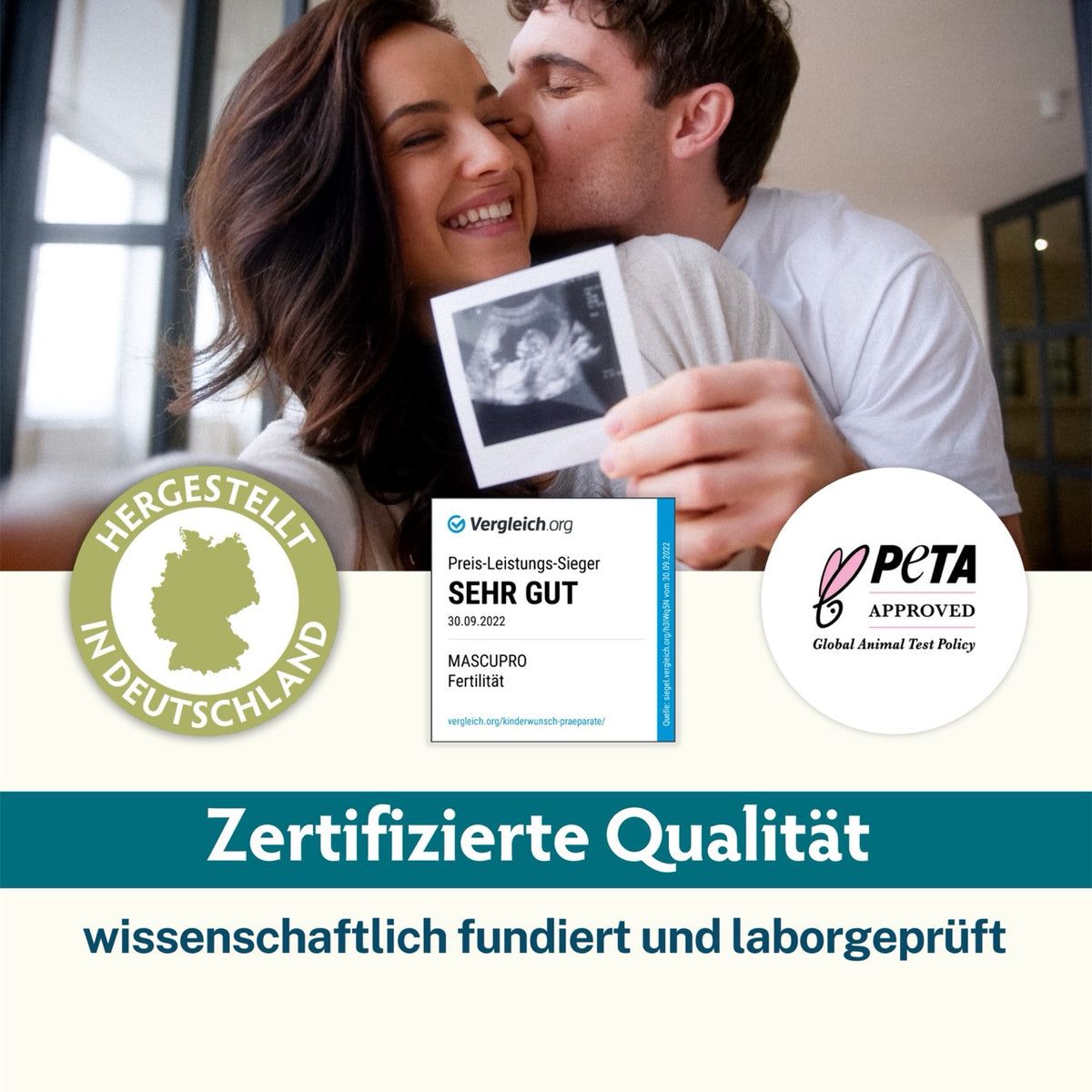 Glückliches Paar hält Ultraschallbild, Siegel "Hergestellt in Deutschland", "PETA Approved".