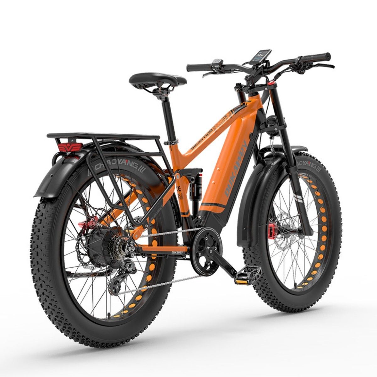 Orangefarbenes E-Mountainbike mit schwarzen Elementen. Breitreifen, Gepäckträger, Rücklicht. Schwarzer Sattel und Lenker.