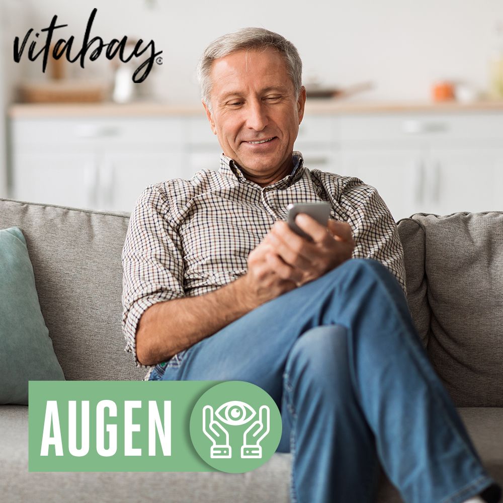 Mann sitzt auf einem Sofa und schaut auf sein Handy. Text: Augen. Vitabay Logo.