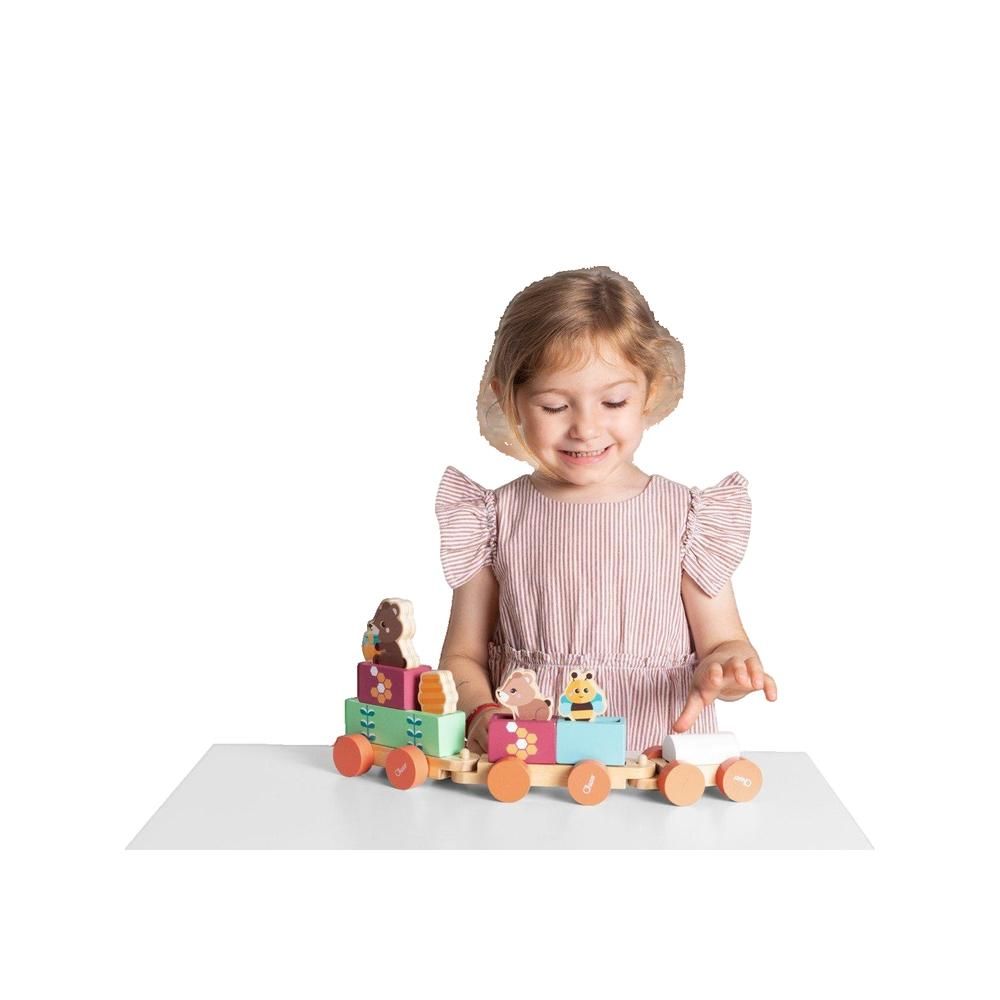 Kind spielt mit Holzzug. Bären, Biene und Waben auf bunten Wagen. Chicco-Logo sichtbar.