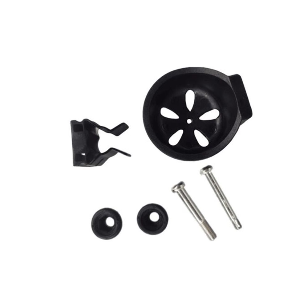 Schwarzer Becherhalter mit Halterung, Schrauben und Unterlegscheiben. Einzelteile für einen Rollator.