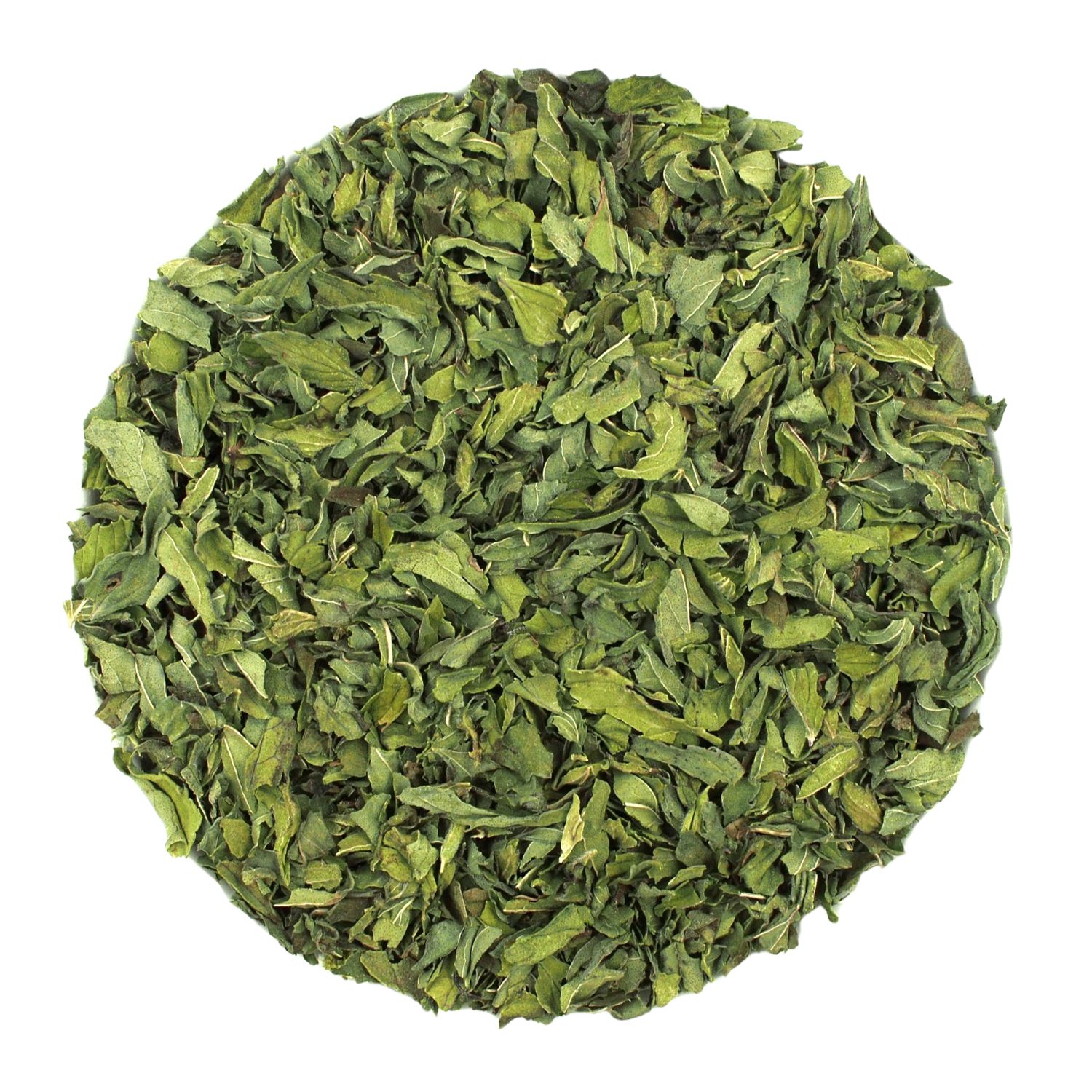 Kreisförmige Anordnung getrockneter, grüner Pfefferminzblätter auf weißem Hintergrund. Blätter sind zerknittert und unregelmäßig geformt.