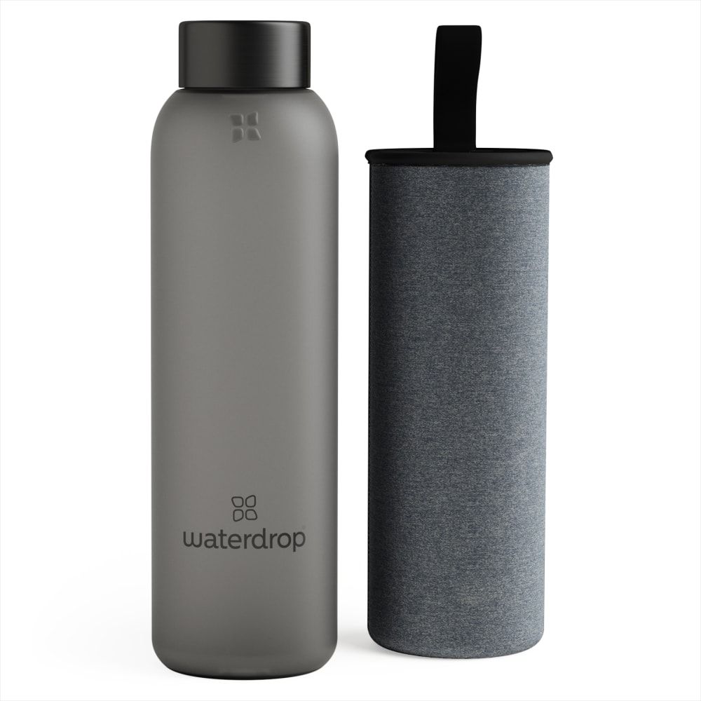 Graue Glasflasche mit schwarzem Deckel und Neoprenhülle. Aufschrift waterdrop. Hülle mit Trageschlaufe.