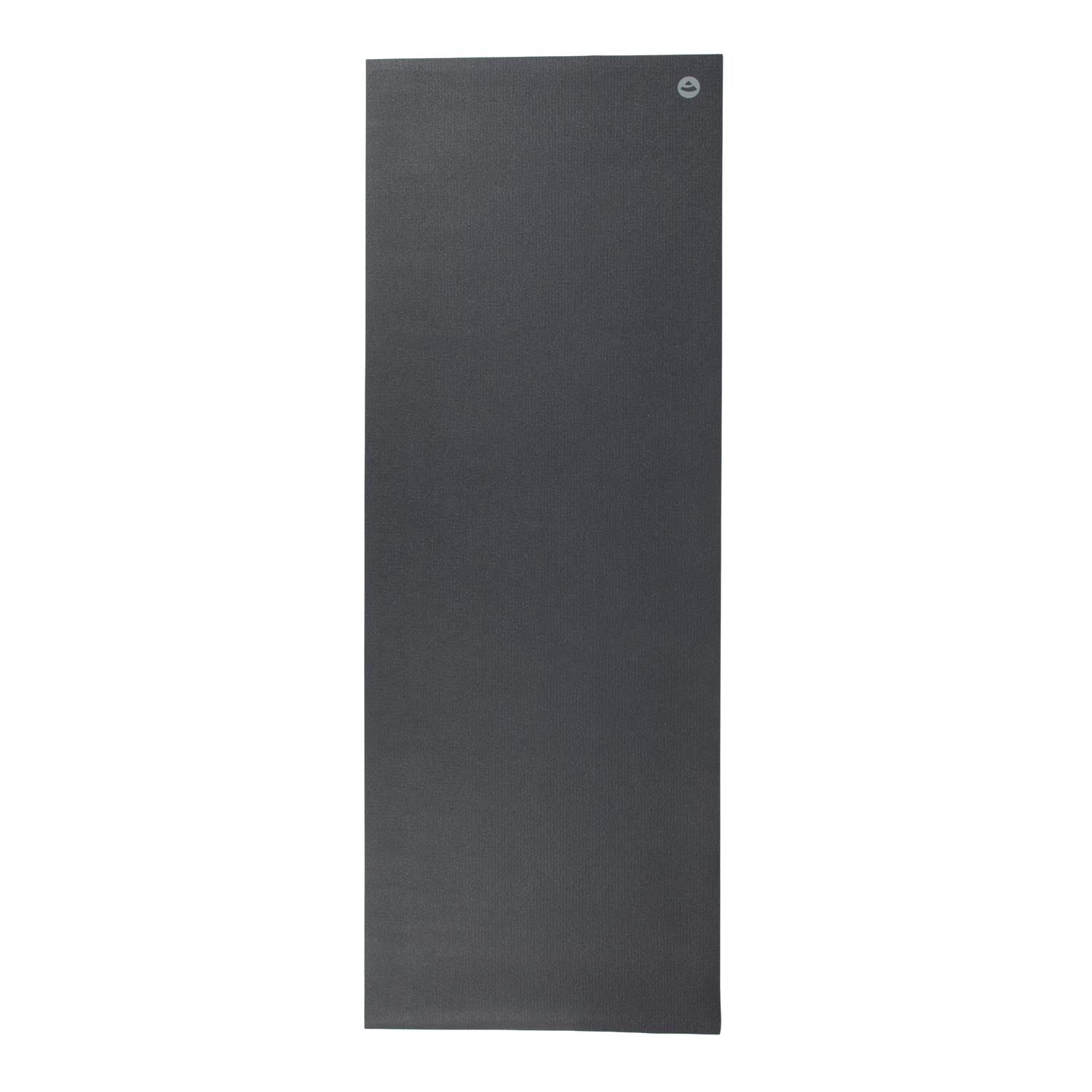 Dunkelgraue Yogamatte, rechteckig, mit Logo. Vollständig ausgebreitet auf weißem Hintergrund.