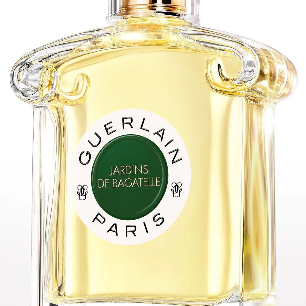 Parfümflakon mit Etikett. Etikett mit Text: Guerlain, Jardins de Bagatelle, Paris. Grüner Kreis.
