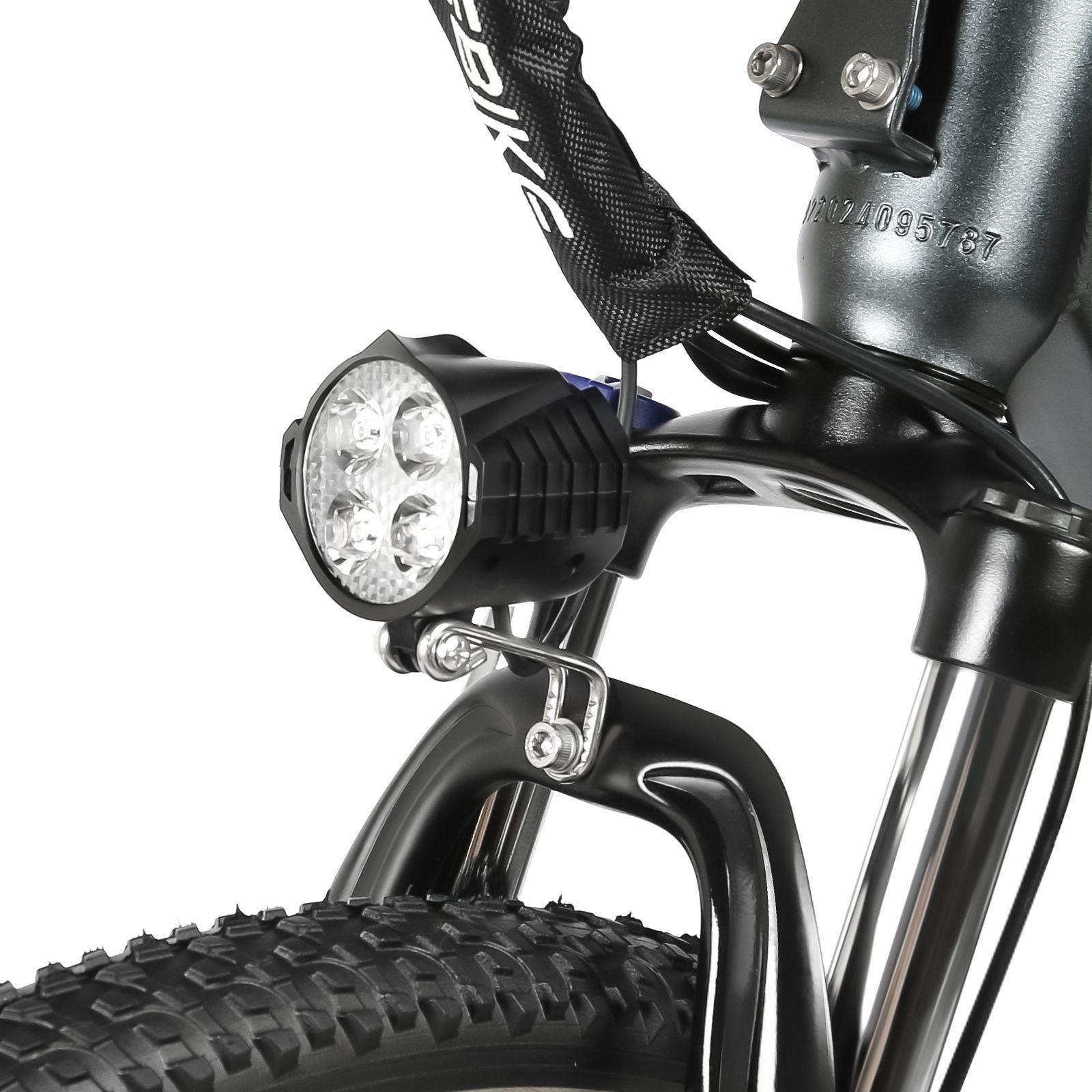 Nahaufnahme des Frontscheinwerfers eines E-Bikes. Schwarzes Gehäuse, LED-Leuchten, schwarzer Reifen.