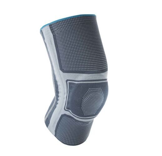 Kniebandage, grau mit weißen Akzenten. Anatomische Form, gestricktes Material. Blaue Einfassung am oberen Rand.