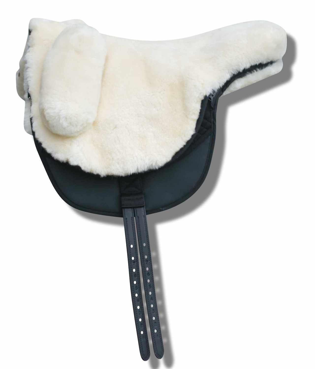 Baumloser Sattel mit Lammfellauflage und Steigbügelriemen. Schwarze Unterseite, cremefarbenes Fell. Seitliche Ansicht.