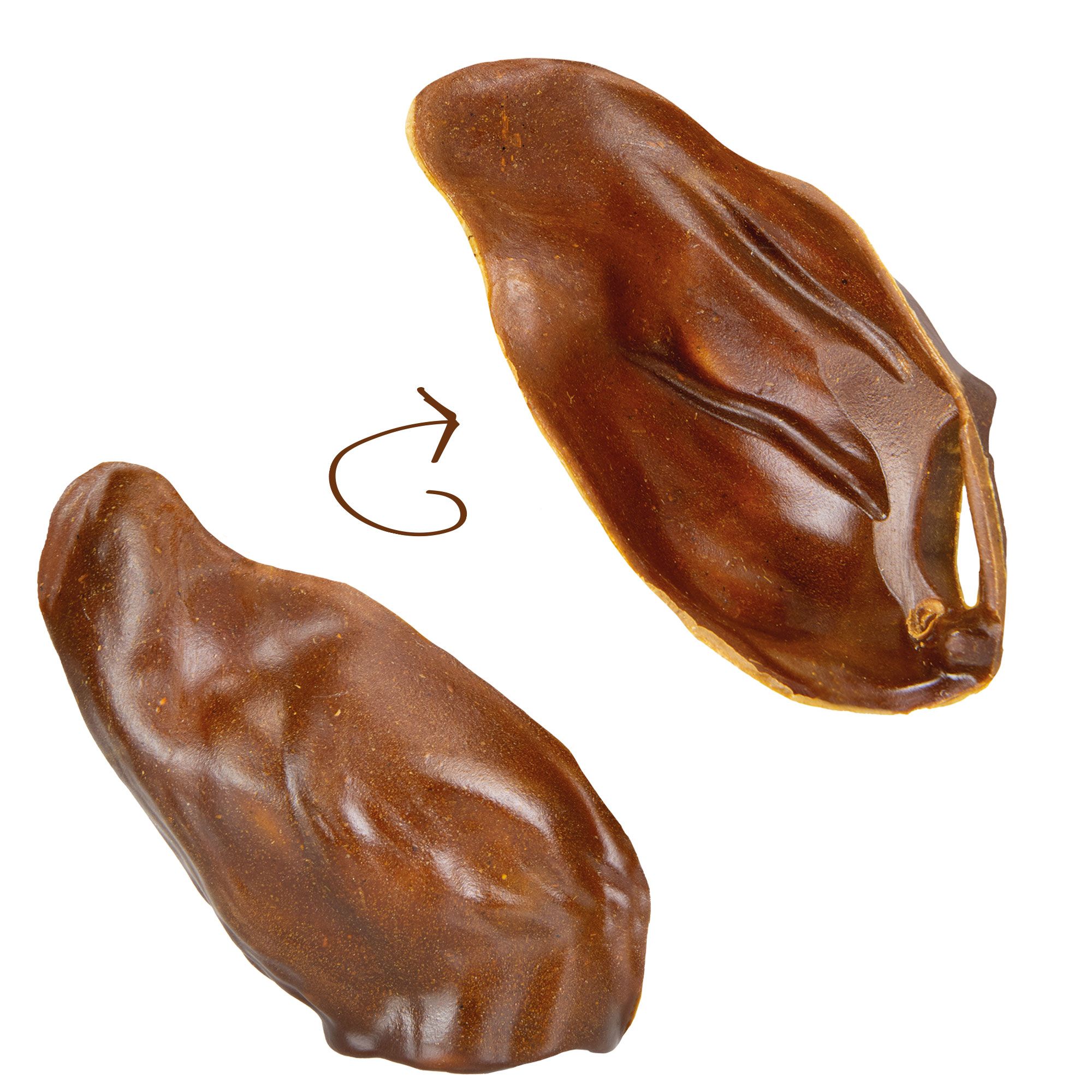 Zwei braune, ohrförmige Kauartikel, einer gedreht, mit Pfeil. Weißer Hintergrund.