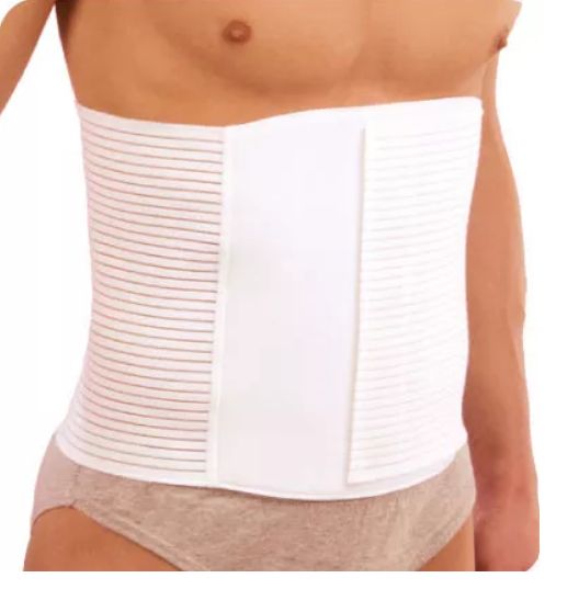 Weißer Bauchgurt mit horizontalen Streifen und zentralem, glattem Bereich. Am Körper eines Mannes getragen.