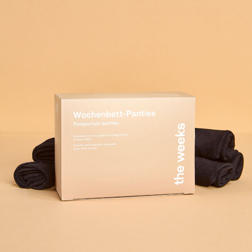 Verpackung mit "Wochenbett-Panties" und "the weeks". Daneben mehrere schwarze Netzhosen.