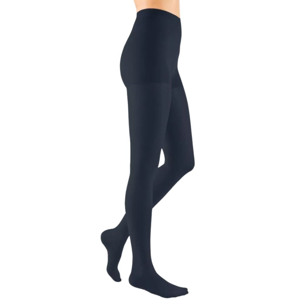 Dunkelblaue Kompressionsstrumpfhose. Seitliche Ansicht. Zeigt den Fuß, das Bein und den Hüftbereich.