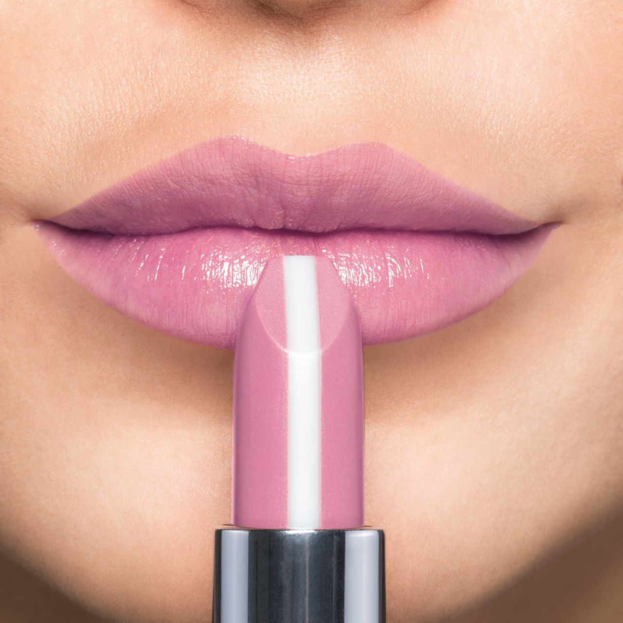Lippen mit Artdeco Hydra Care Lippenstift. Rosa Lippenstift mit weißem Streifen. Silberfarbene Hülse.