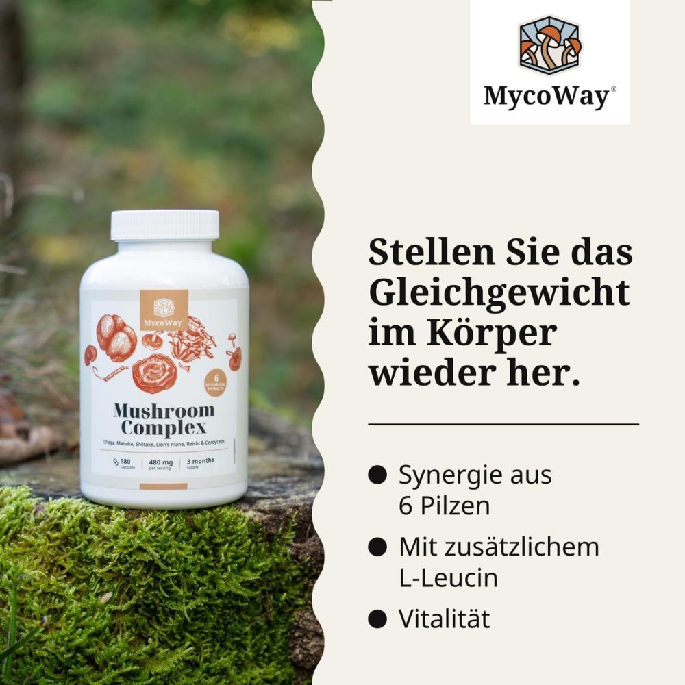 Mann hält Pillenbehälter. Aufschrift: Mushroom Complex. Brauner Hintergrund.