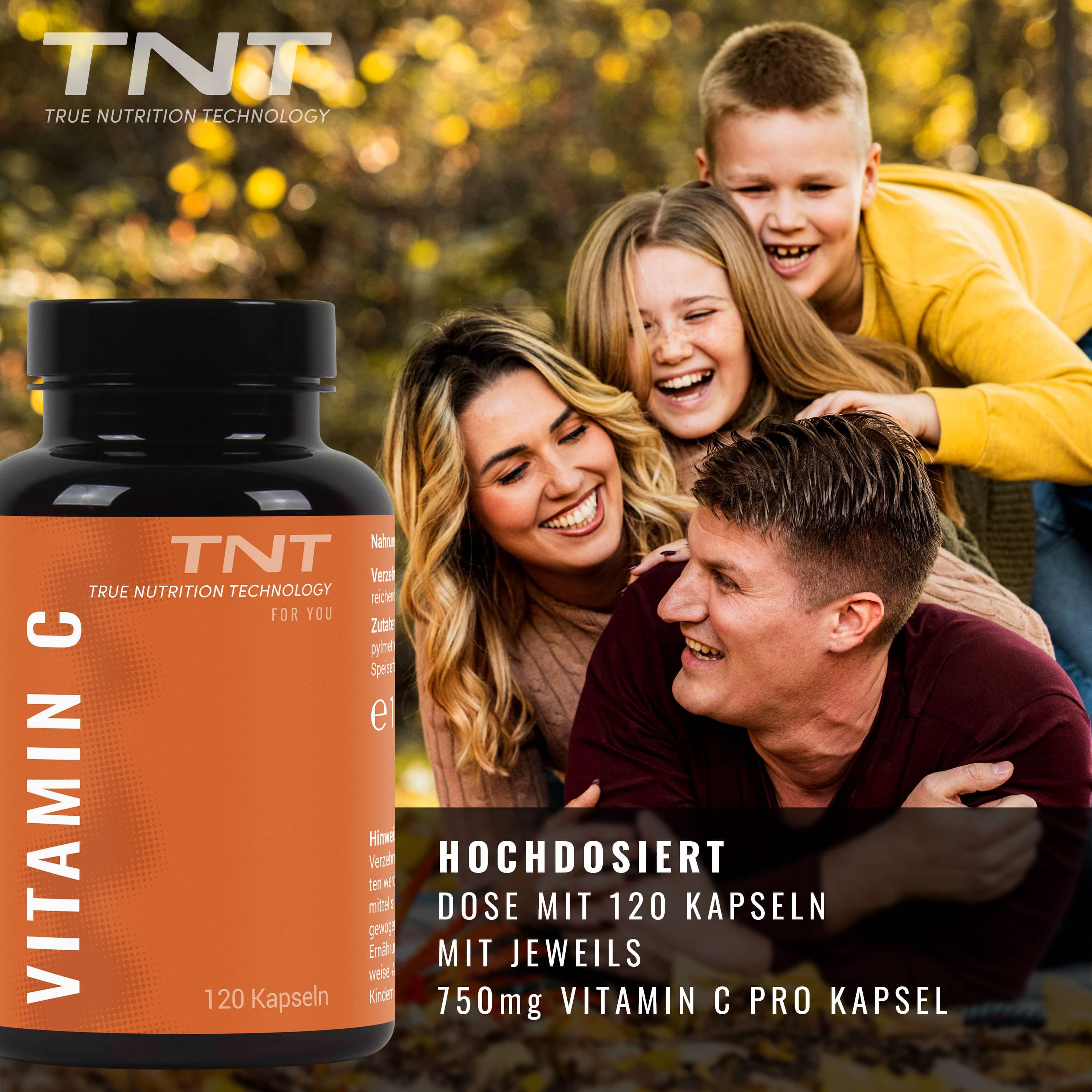 Braune Flasche mit Vitamin C Kapseln. Orangefarbenes Etikett. Familie im Hintergrund lachend.