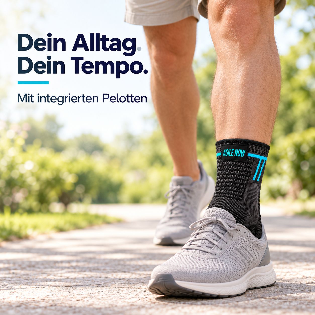 Person trägt eine schwarze Sprunggelenkbandage mit blauen Akzenten beim Gehen.