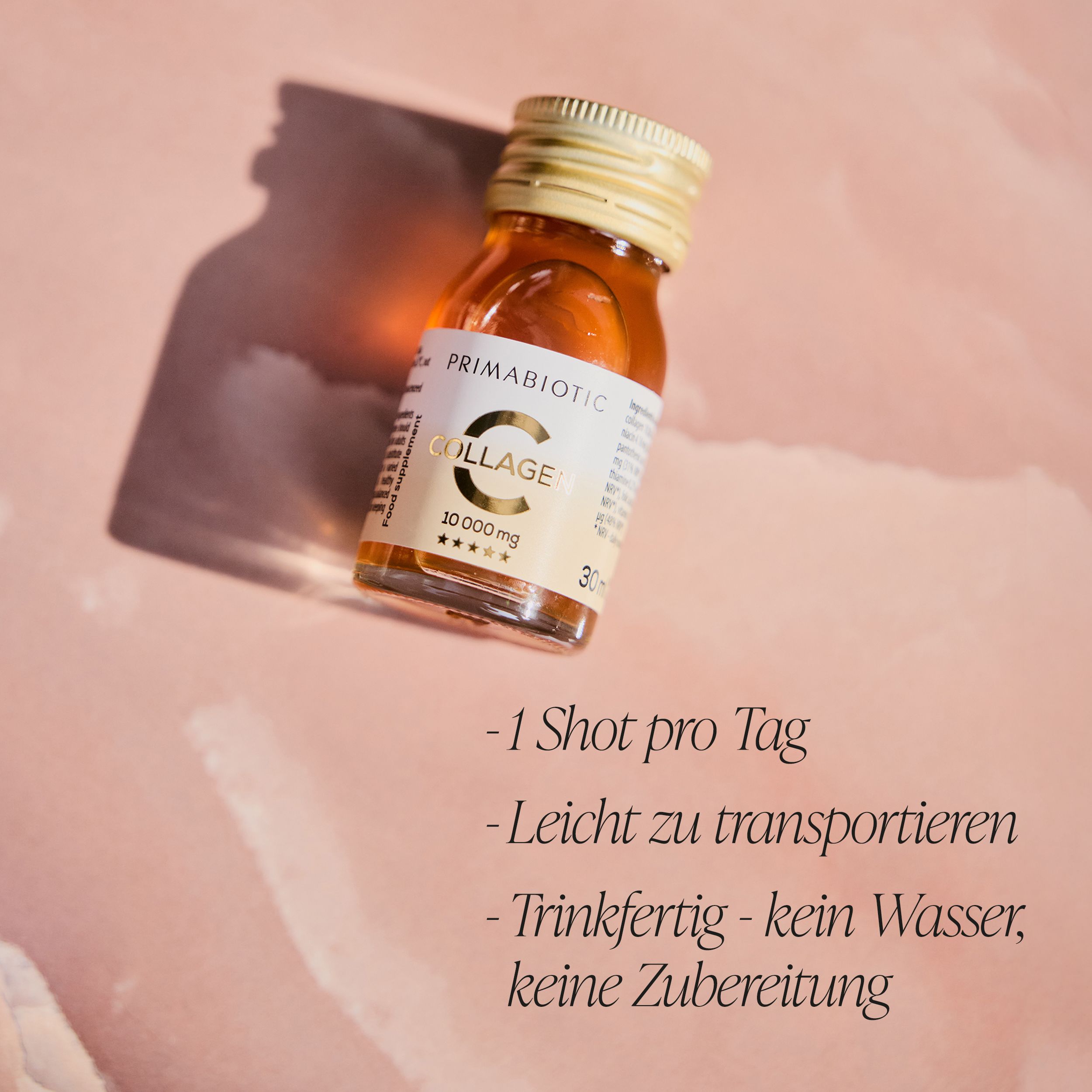 Flasche Primabiotic Collagen. Text: 1 Shot pro Tag, leicht zu transportieren, trinkfertig - kein Wasser, keine Zubereitung. Hintergrund: rosa.