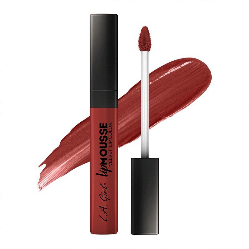 L.A. Girl Lip Mousse Velvet Lip Color in einem roten Farbton mit Applikator und Farbmuster.