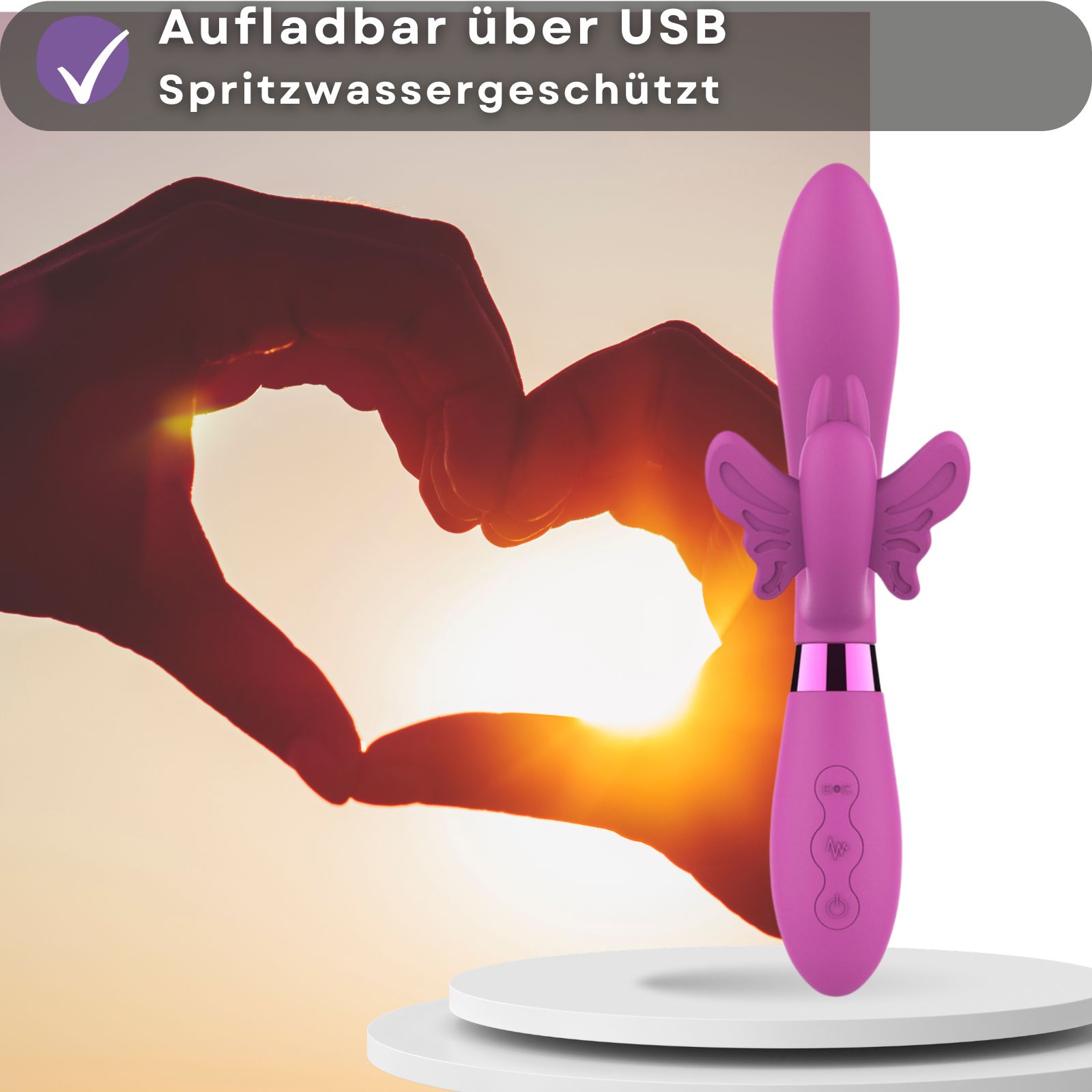 Pinker Vibrator mit Hasenohren. Silikon und ABS. Auf weißer Plattform. Hintergrund: Hände. USB-Aufladung.