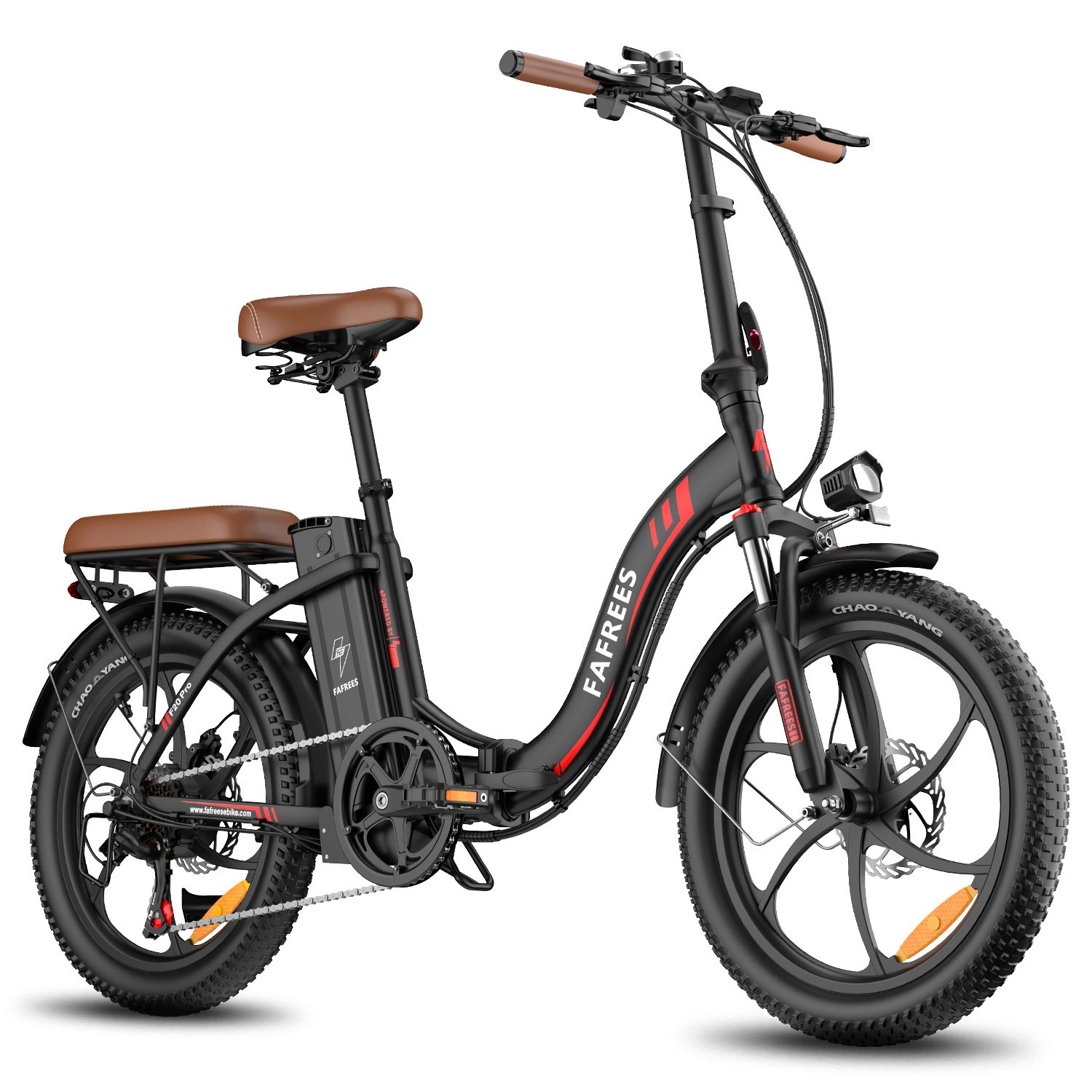 Schwarzes FAFREES F20 Pro Elektrofahrrad. Brauner Sattel, breite Reifen, roter Akzent. Dreiviertelansicht.